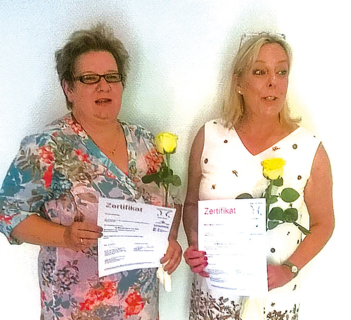 Sabine S. und Kerstin D., zwei Mitarbeiterinnen unseres Pflegedienstes Sabine S. und Kerstin D., zwei Mitarbeiterinnen unseres Pflegedienstes